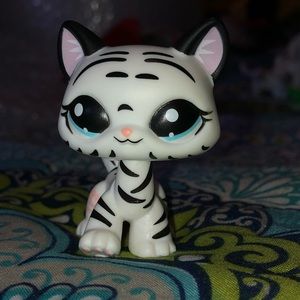 Littlest pet shop cat see description